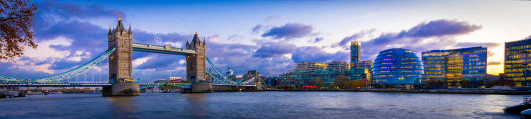 Fototapeta na wymiar Panorama of Tower Bridge at Sunset in London, United Kingdom.