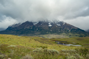 vista a lago y montaña en Torres del Paine, Chile
