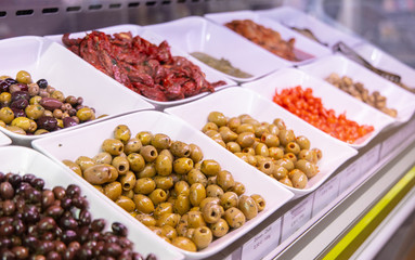Frische Oliven beim Feinkosthändler