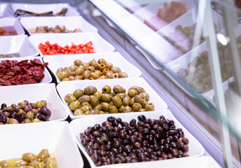 Frische Oliven beim Feinkosthändler