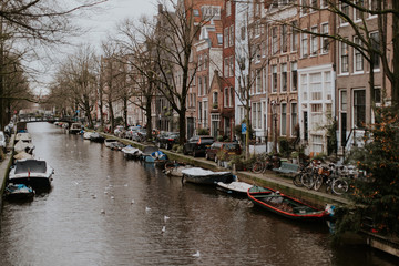 Fototapeta na wymiar Sur les canaux d'Amsterdam 
