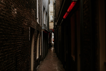 Fototapeta na wymiar La plus petite rue d'Amsterdam dans le quartier rouge