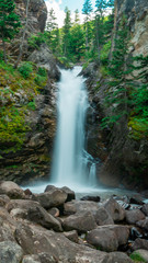 Obraz premium Water fall From Head On Flowing From Cliff