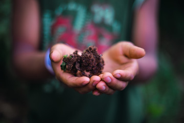 Un niño con semillas de yerbas espinosas 