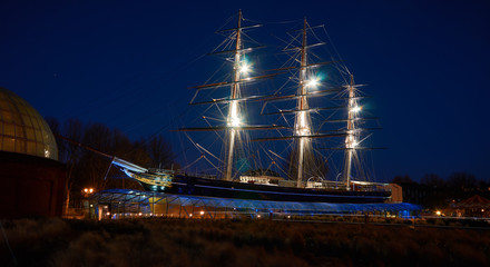 Museum / Clipper (Segelschiff) Cutty Sark bei Nacht. London, UK.