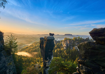 Deutschland, Sächsische Schweiz: Wehlnadel, Bastei und Lilienstein - Morgenstimmung im Herbst