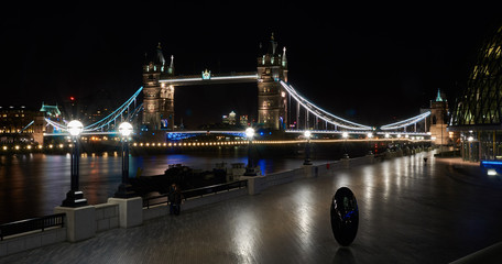 Themse und Promenade an der Tower Bridge, London, UK bei Nacht.