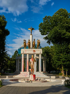 Mit Farbbomben / Schmierereien besch&auml;digte Statue im Park Zena Borec nach Protesten. Skopje, Nordmazedonien.