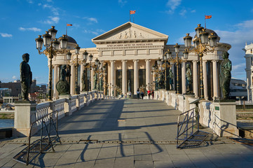 Steinbrücke zum archäologischen Museum von Mazedonien. Skopje, Nordmazedonien.