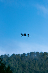 Fototapeta na wymiar Drone sobrevolando el cielo