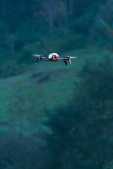Naklejka premium Drone volando en el cielo