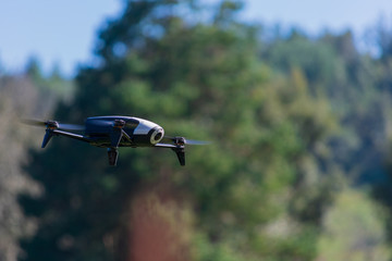 drone de video y foto volando 