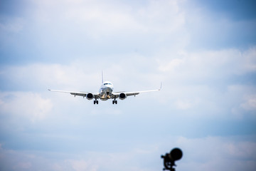 着陸態勢の航空機とカメラ