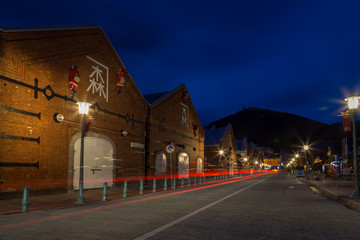 Naklejka premium Hakodate warehouse and street at night