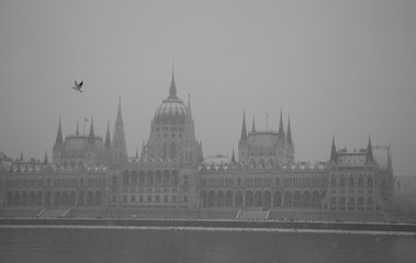 Fototapeta na wymiar Hungarian parliament in snow, Budapest