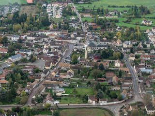 vue a&eacute;rienne de Longnes dans les Yvelines en France