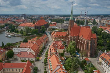Fototapeta na wymiar Panorama von Turm des Breslauer Doms in Richtung historischer Altstadt, Kreuzkirche im Vordergrund. Breslau, Polen.