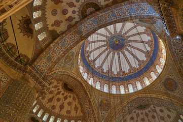 Fototapeta na wymiar Kuppel und Deckenmalerei in der Sultan-Ahmed-Moschee / Blaue Moschee. Istanbul, Türkei