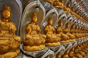 Mit goldenen Buddha-Figuren verzierte Wand im Tempel Kek Lok Si in Georgetown, Penang, Malaysia