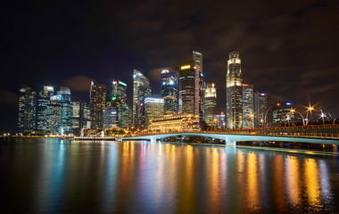 Fototapeta na wymiar Singapur Skyline CDB / Downtown bei Nacht mit Himmel