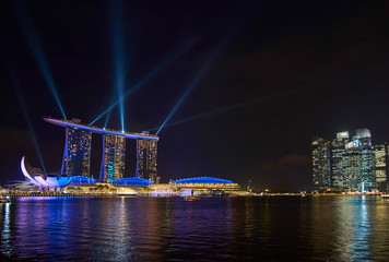 Fototapeta na wymiar Singapur, Marina Bay Sands Lasershow, blau