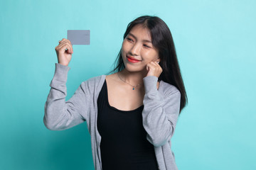 Naklejka premium Happy young Asian woman with a blank card.