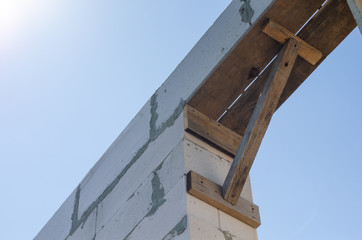 manual laying of aerated concrete bricks with support from window boards