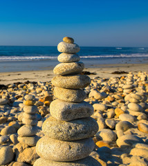 Steinpyramide am Strand 