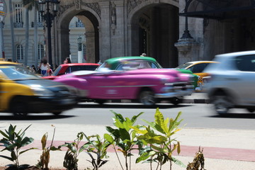 colorful cars in La Havana