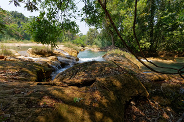 Kaskady Agua Azul  w Meksyku - obrazy, fototapety, plakaty