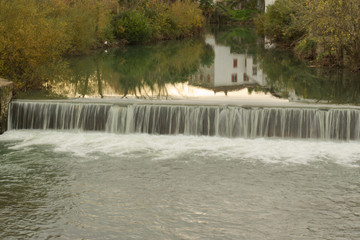 Cascade chute d'eau de rivières de ruisseaux et à côté de moulins ou dans des lavoirs