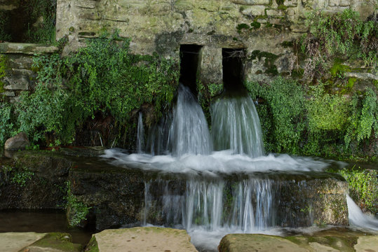 Cascade chute d'eau de rivières de ruisseaux et à côté de moulins ou dans des lavoirs
