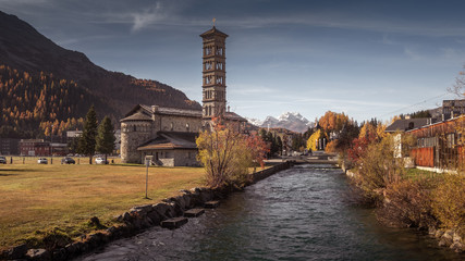 Kirche St. Karl Borromäus im goldenen Herbst am St. Moritzersee
