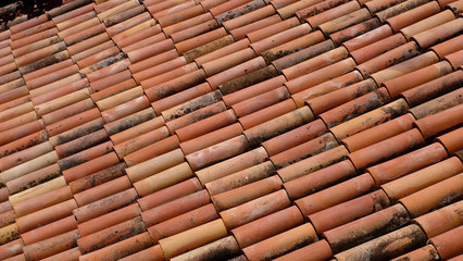 Toit en tuiles romanes