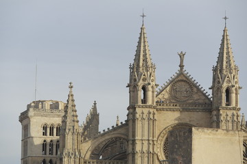 Fototapeta na wymiar Ansicht der Kathedrale von Palma de Mallorca, gesehen vom Zentrum der Altstadt