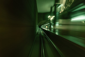 Naklejka premium U-Bahn Tunnel in der Nacht mit Bewegung Unschärfe
