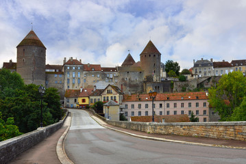 Fototapeta na wymiar Semur-en-Auxois (21140) et son château, département de la Côte-d'Or en région Bourgogne-Franche-Comté, France