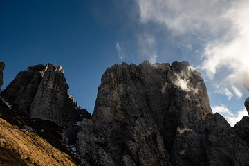 Cime rocciose delle alpi innevate