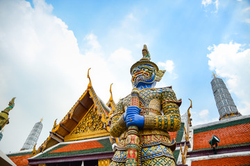 Wat Phra Chettuphon Wimon Mangkhalaram Ratchaworamahawihan (Wat Pho) has a pair of giants like Wat Chaeng. There is a legend telling about the fighting.