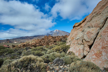 Gipfel des Pico del Teide aus der Caldera betrachtet, mit Schnee und Wolken