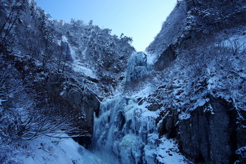 初冬、夜明けの安の滝