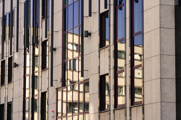Fassade mit viel Glas vom Bürogebäude mit Spiegelung und Reflektion in Immobilien