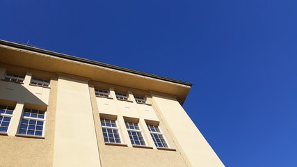 Fototapeta na wymiar Wohnhaus Fassade gelb, Fenster Mehrfamilienhaus in Leipzig
