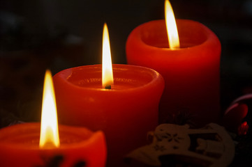 Romantische rote Weihnachtskerzen