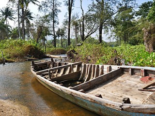 Fototapeta na wymiar broken fishing boat on the beach in Vietnam