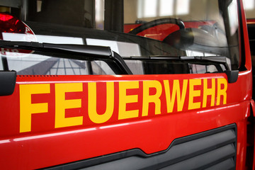 Frontansicht eines Feuerwehr Auto mit dem Schriftzug Feuerwehr
