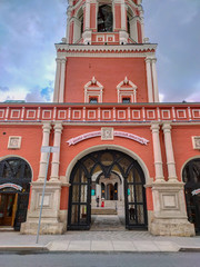 Obraz premium MOSCOW, RUSSIA - July 13, 2019: Entrance of Vysokopetrovsky monastery building in Moscow