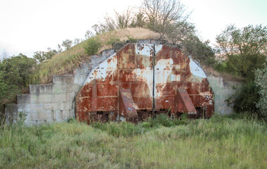 ein verschlossener ehemaliger Flugzeugbunker der Sowjetarmee