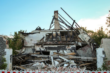 Fototapeta na wymiar Blick auf eine Ruine eine abgebrannten und zusammen gefallenen Haus