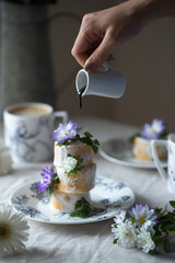 ミニロールケーキのコーヒーシロップ和え